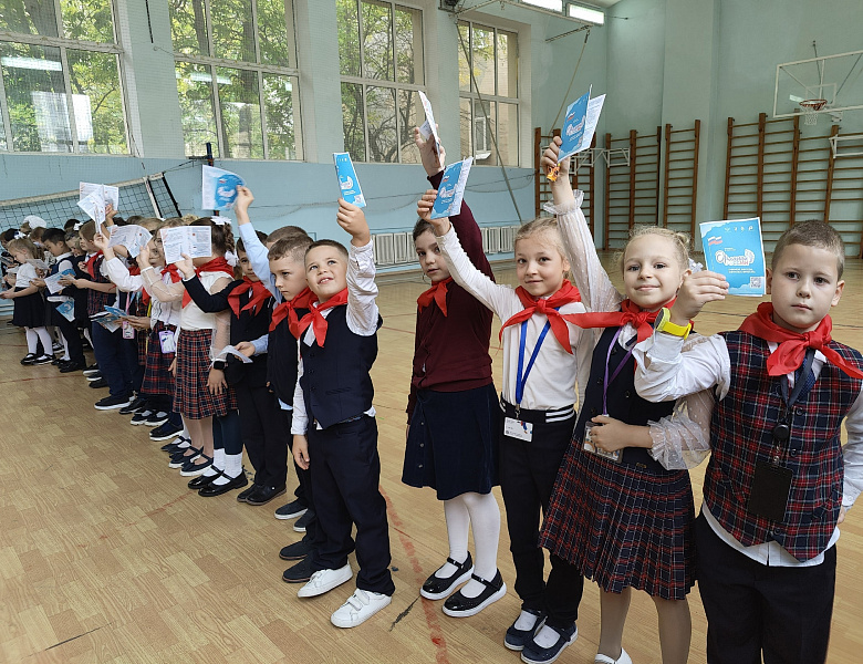 Для начальных классов состоялось посвящение в «Орлята России».